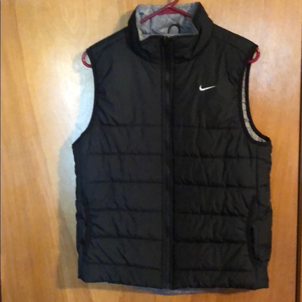 NWOT women’s Nike puffer vest reversible size M
